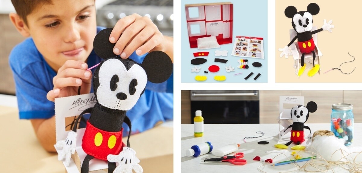 Menino costura um brinquedo macio de Mickey Mouse, uma seleção de peças de feltro e tópicos, brinquedo macio de Mickey Mouse sentado em uma cadeira.