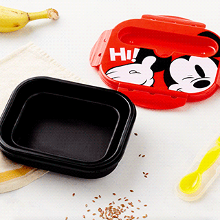 Lunch box Mickey Mouse con macedonia di frutta.