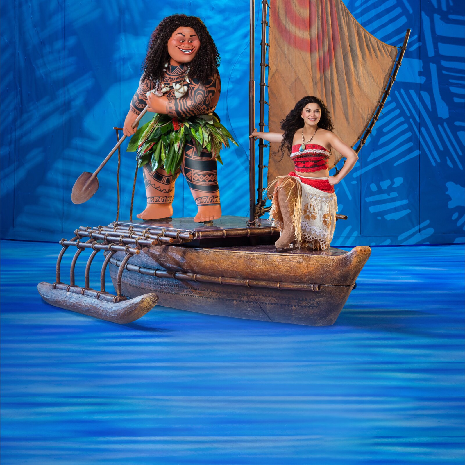 毛伊和莫阿娜在迪士尼冰上乐园的船上表演