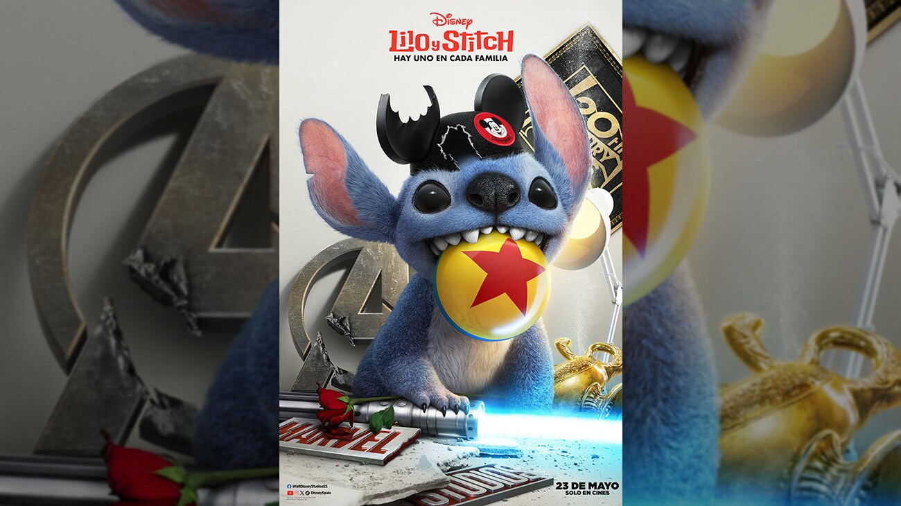 Imagen de Stitch con orejas de Mickey Mouse (una de ellas mordida) y sosteniendo la bola "Estrella" de Pixar entre los dientes. Su mano descansa sobre un sable de luz. Hay un logo de "Vengadores", uno de 20th Century Studios y una lámpara de genio al fondo. | Hay uno en cada familia | Disney | Lilo & Stitch