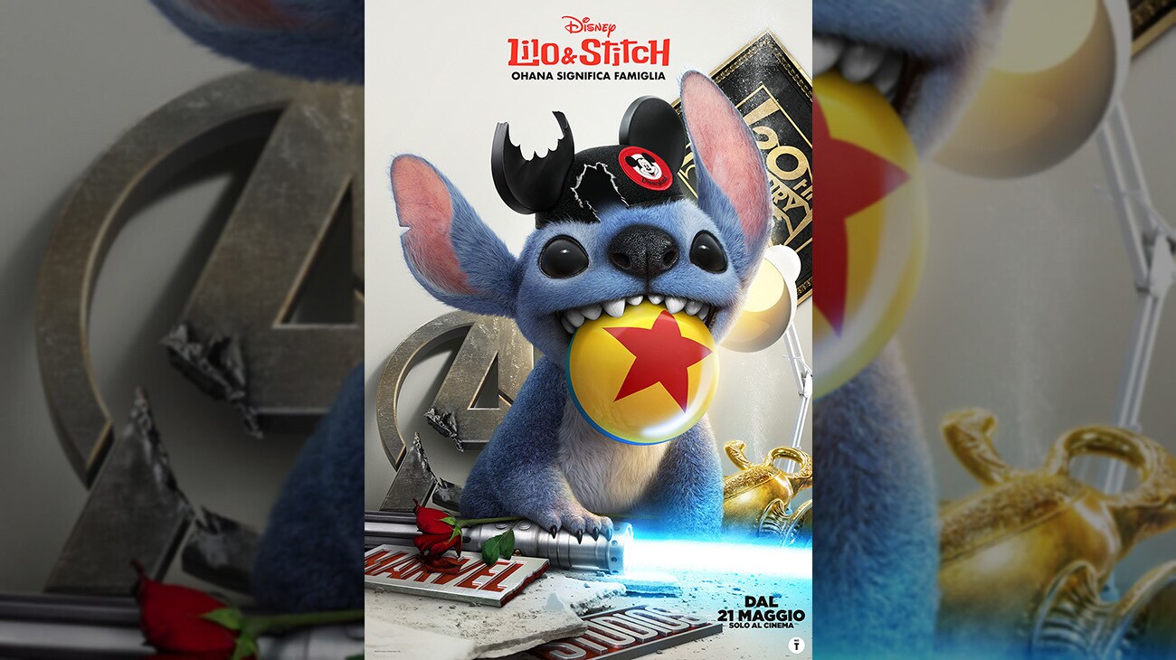 Immagine di Stitch con le orecchie di Topolino (a cui è stato tolto un morso) e che tiene tra i denti la palla "Star" della Pixar. La sua mano è appoggiata su una spada laser. Sullo sfondo si vedono il logo degli "Avengers", quello dei 20th Century Studios e una lampada del genio. | Ce n'è una in ogni famiglia | Disney | Lilo & Stitch