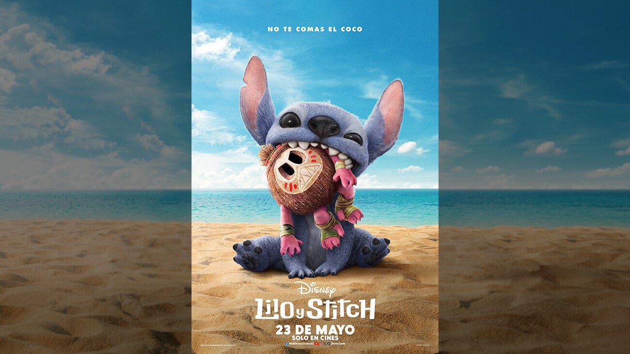 Agárrate a tus cocos | Imagen de Stitch sentado en una playa con una figura de coco en la boca | Disney | Lilo & Stitch