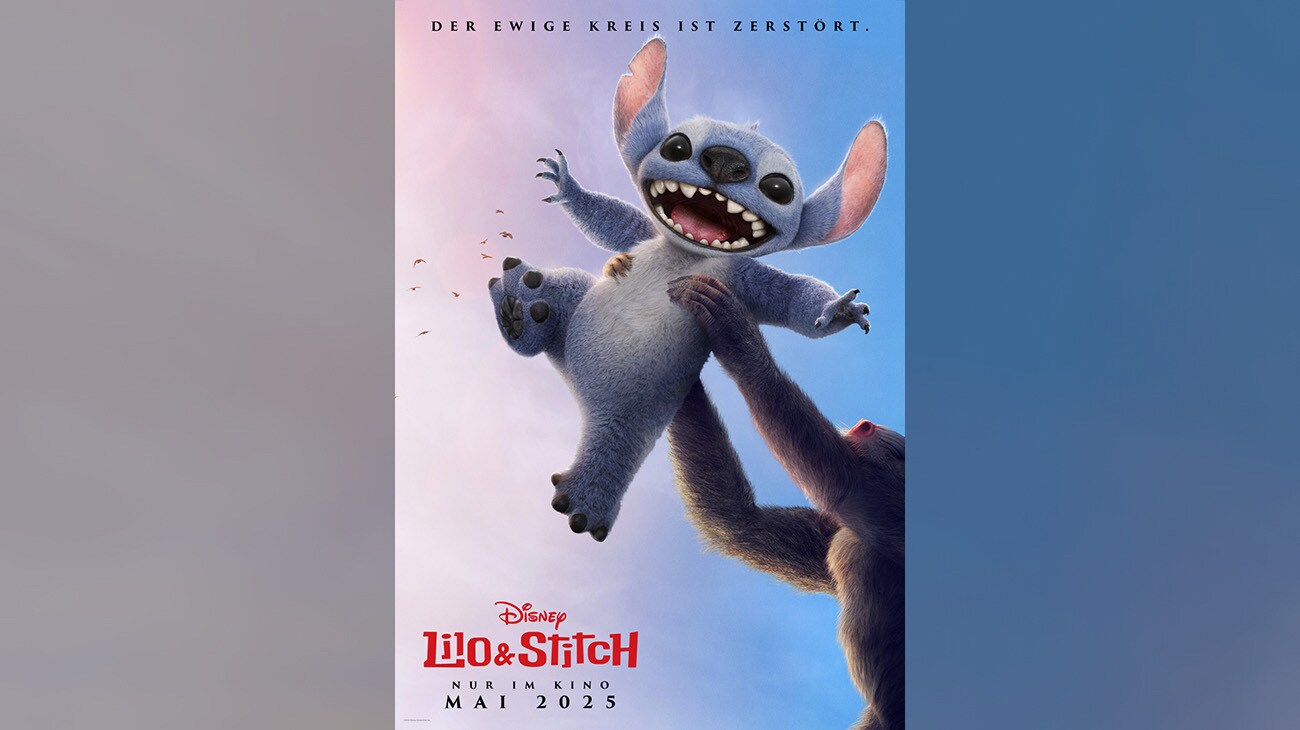  Bild von Stitch, der ähnlich wie Simba in „Der König der Löwen“ in die Luft gehalten wird | Zur Zerstörung bestimmt | Disney | Lilo & Stitch