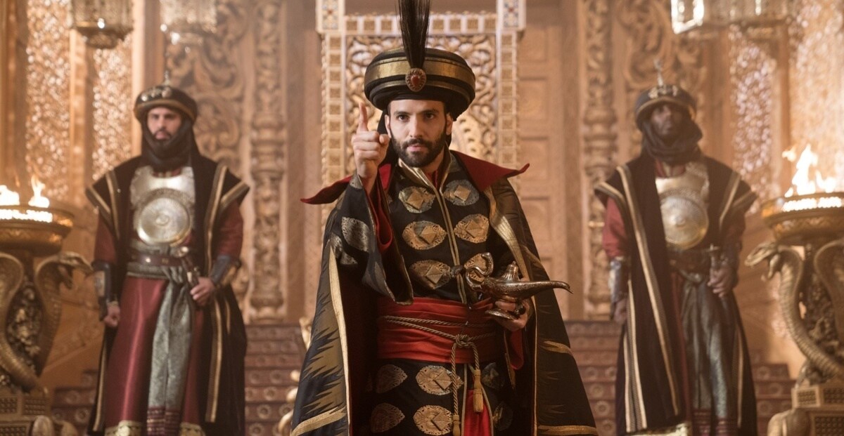 Marwan Kenzari as Jafar pointing with an angry expression