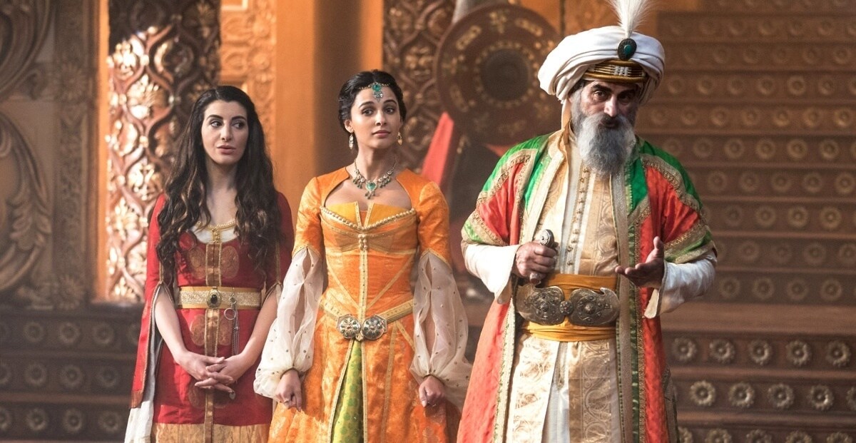 Naomi Scott, en el papel de Jasmine, junto con el Sultán.