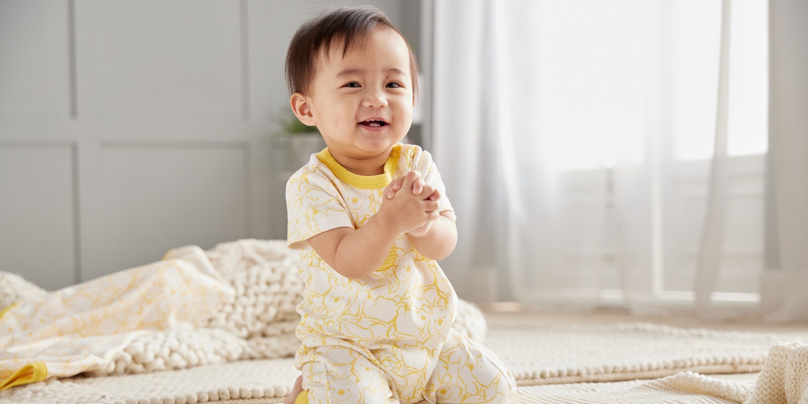 Ein Baby in einem Winnie-Puuh-Outfit.