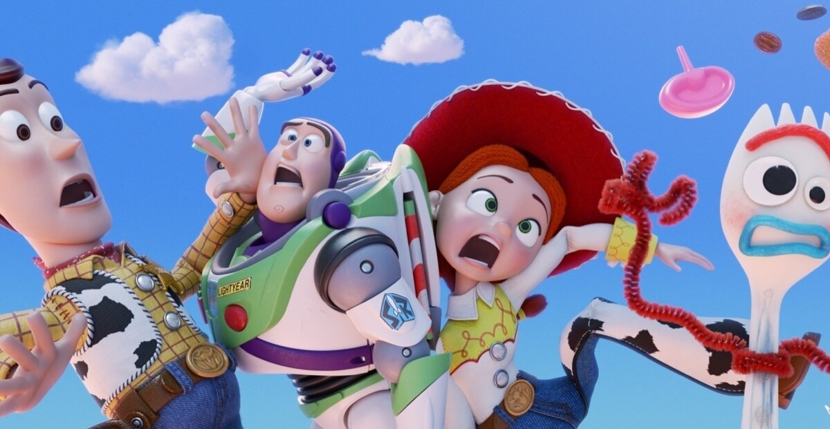 Woody, Buzz, Jessie e Forky flutuam pelo ar.