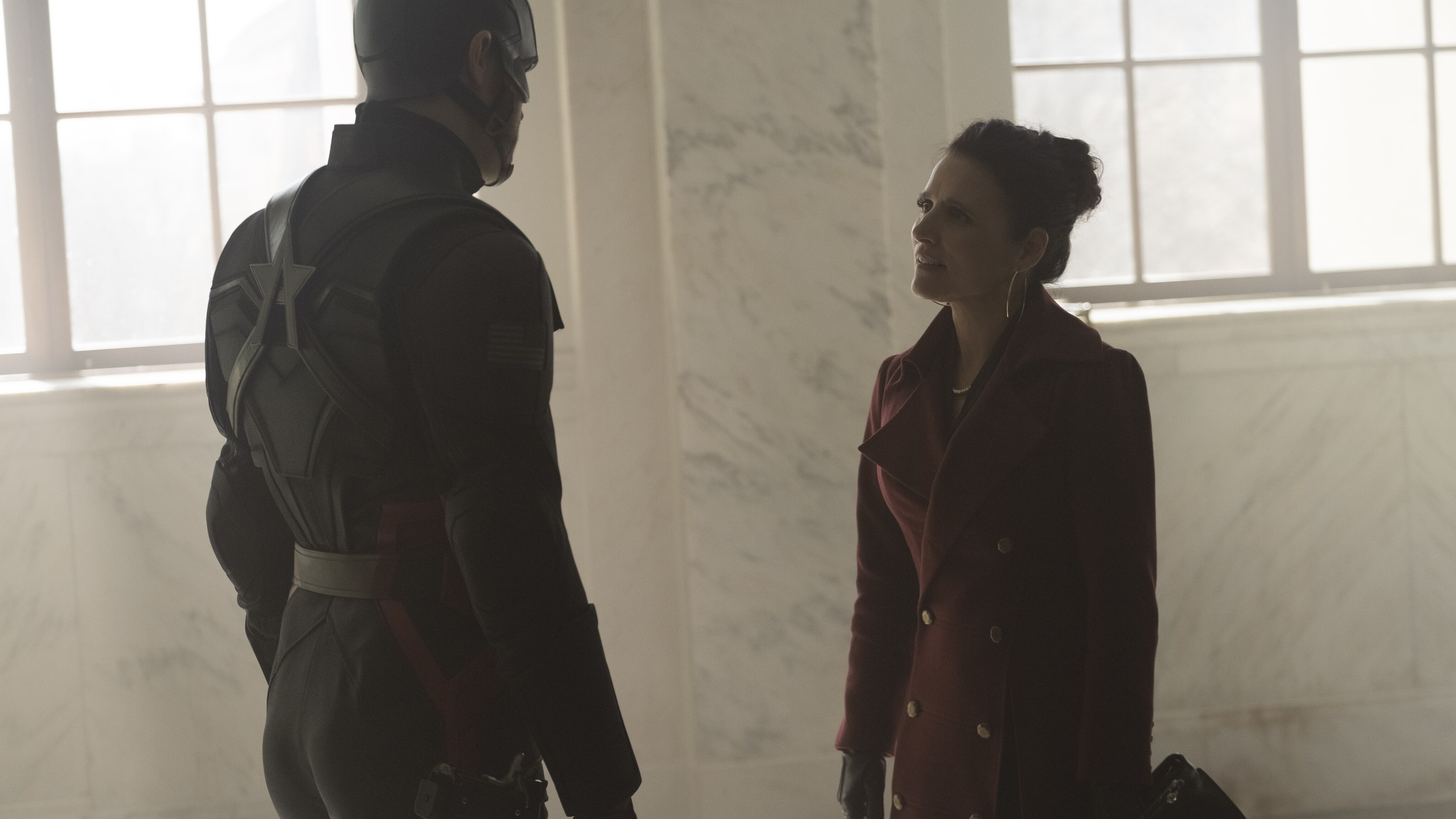 (L-R): John Walker/U.S. Agent (Wyatt Russell) and Valentina Allegra DeFontaine (Julia Louis-Dreyfuss) in Marvel Studios' THE FALCON AND THE WINTER SOLDIER exclusively on Disney+. Photo by Chuck Zlotnick. ©Marvel Studios 2021. All Rights Reserved.