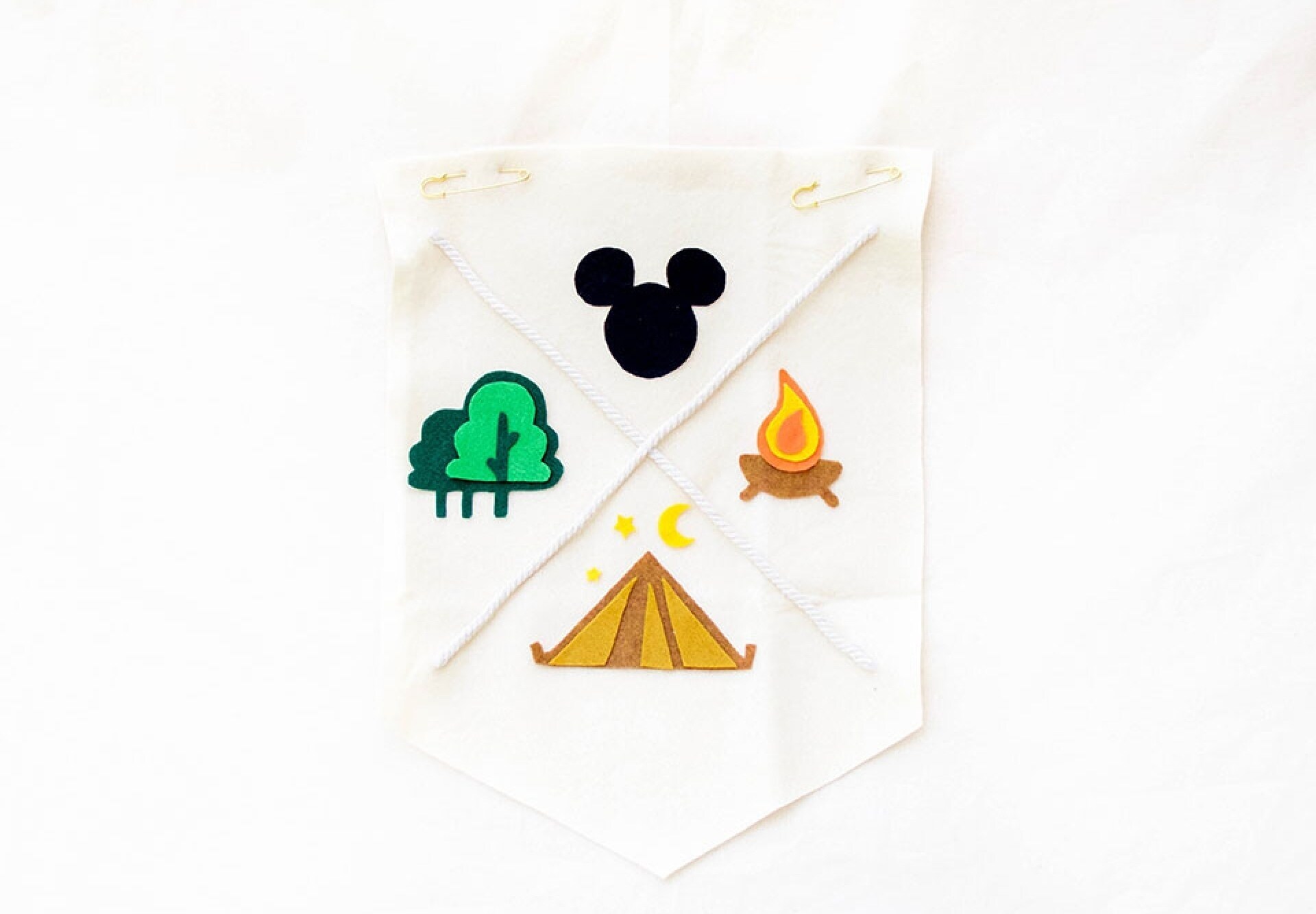 La bandera del campamento con una imagen de Mickey Mouse