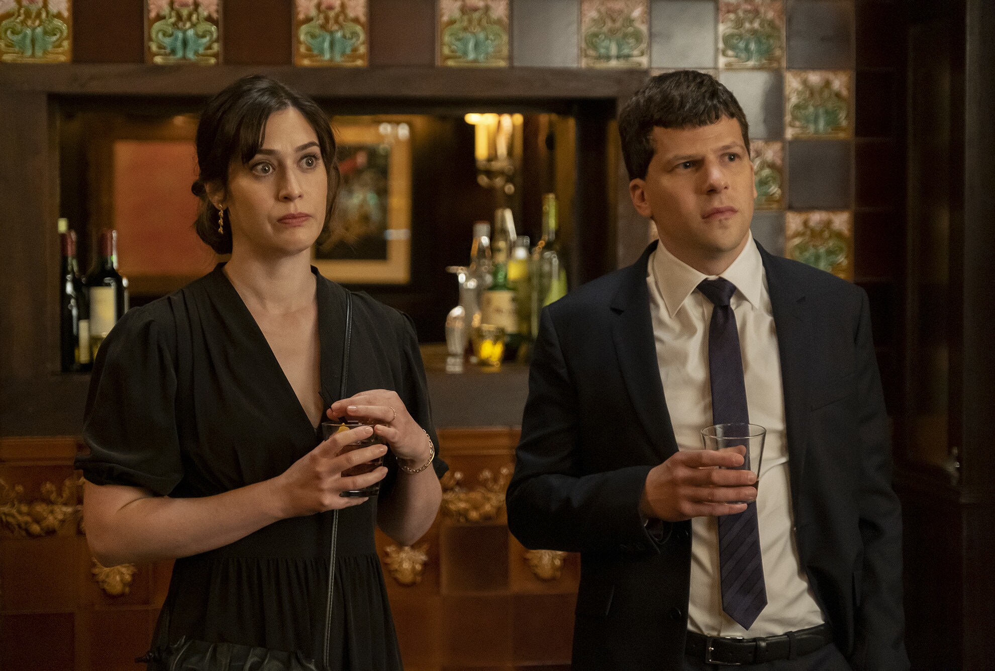 Lizzy Caplan em A Nova Vida de Toby Lizzy Caplan em A Nova Vida de Toby