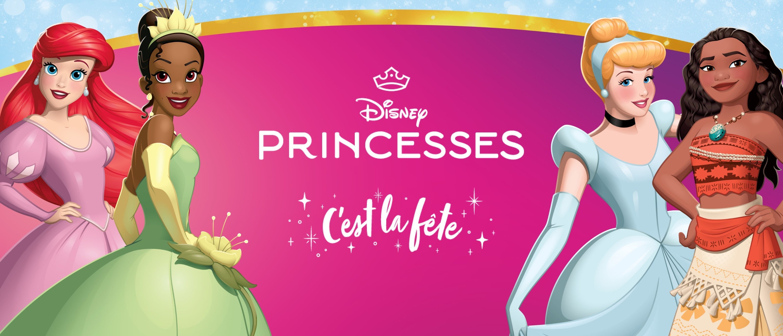 Les princesses Ariel, Tiana, Cendrillon et Vaiana se tiennent devant un fond rose vif avec le logo « Disney Princesses C'est la fête » au centre.