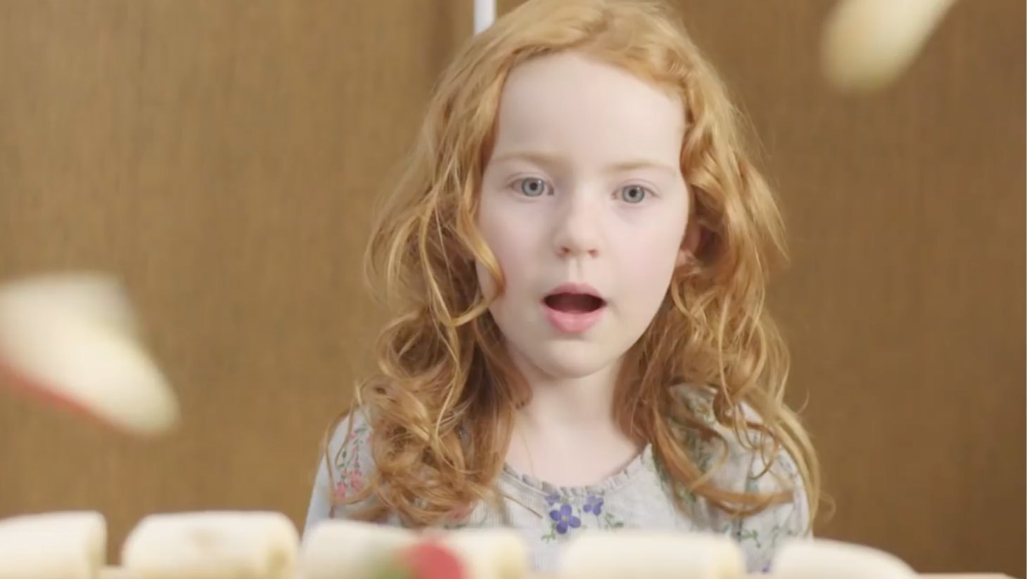 Une jeune fille regardant un gateau