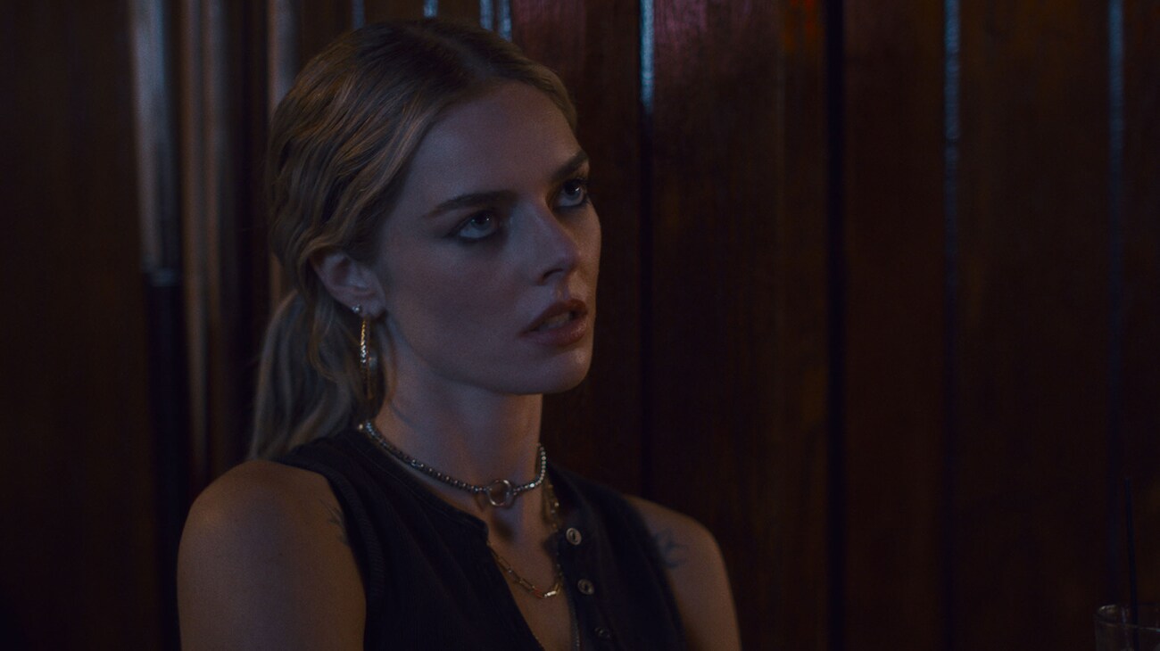 Edie (Samara Weaving) in a scene from 20th Century Studios' EENIE MEANIE. Photo courtesy of 20th Century Studios. © 2025 20th Century Studios. All Rights Reserved.