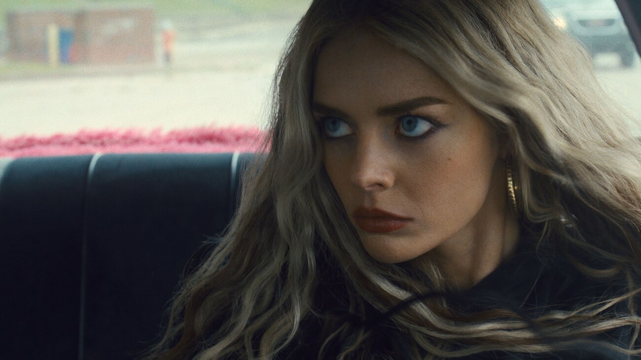Edie (Samara Weaving) in a scene from 20th Century Studios' EENIE MEANIE. Photo courtesy of 20th Century Studios. © 2025 20th Century Studios. All Rights Reserved.