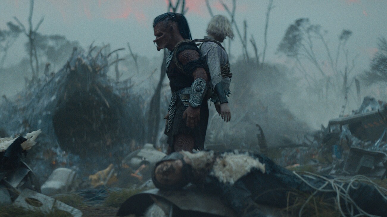 (L-R) Dek (Dimitrius Schuster-Koloamatangi) and Thia (Elle Fanning) in 20th Century Studios' PREDATOR: BADLANDS film. Photo courtesy of 20th Century Studios. © 2025 20th Century Studios. All Rights Reserved.