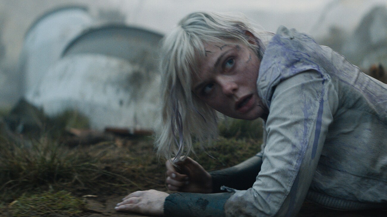 Thia (Elle Fanning) in 20th Century Studios' PREDATOR: BADLANDS film. Photo courtesy of 20th Century Studios. © 2025 20th Century Studios. All Rights Reserved.