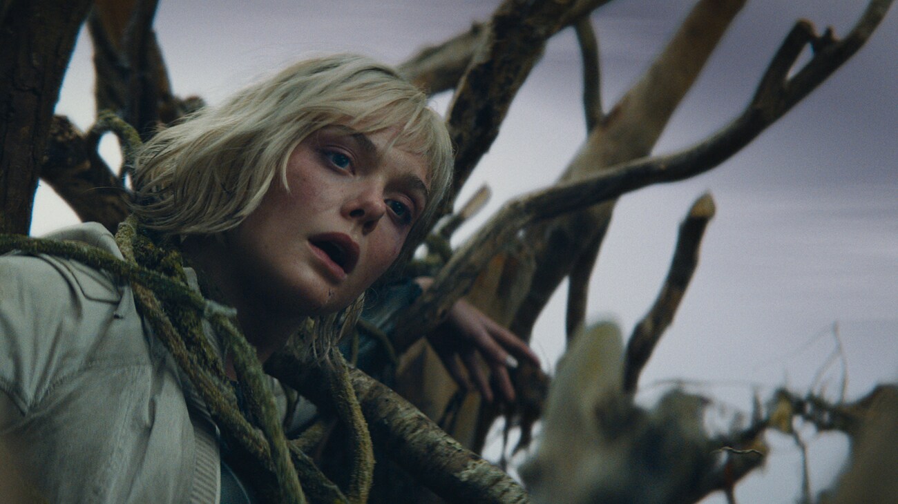 Thia (Elle Fanning) in 20th Century Studios' PREDATOR: BADLANDS film. Photo courtesy of 20th Century Studios. © 2025 20th Century Studios. All Rights Reserved.