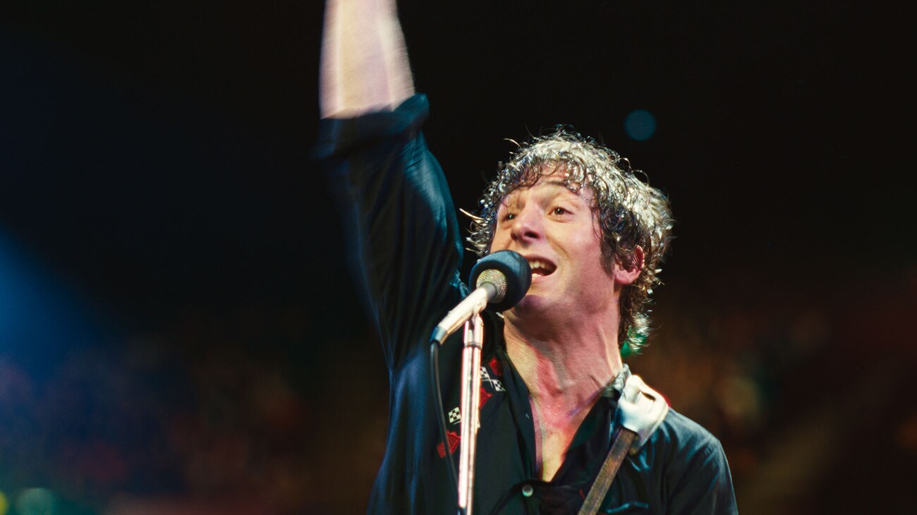 Jeremy Allen White as Bruce Springsteen in 20th Century Studios' SPRINGSTEEN: DELIVER ME FROM NOWHERE. Photo courtesy of 20th Century Studios. © 2025 20th Century Studios. All Rights Reserved.