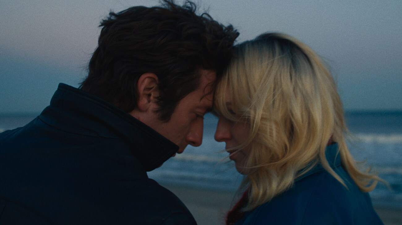 (L-R) Jeremy Allen White as Bruce Springsteen and Odessa Young as Faye in 20th Century Studios' SPRINGSTEEN: DELIVER ME FROM NOWHERE. Photo courtesy of 20th Century Studios. © 2025 20th Century Studios. All Rights Reserved.