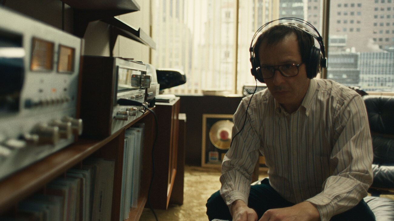 Jeremy Strong as Jon Landau in 20th Century Studios' SPRINGSTEEN: DELIVER ME FROM NOWHERE. Photo courtesy of 20th Century Studios. © 2025 20th Century Studios. All Rights Reserved.
