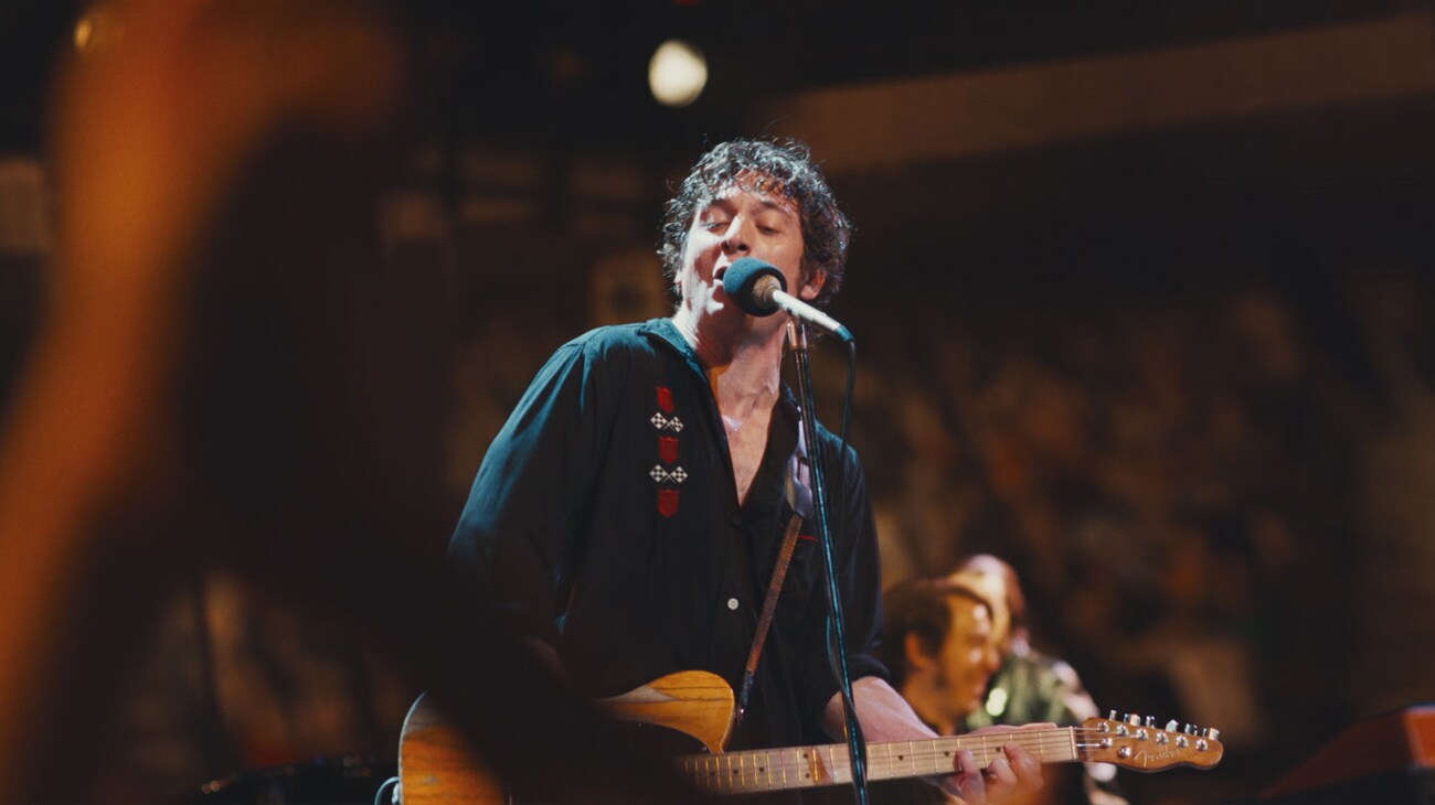 Jeremy Allen White as Bruce Springsteen in 20th Century Studios' SPRINGSTEEN: DELIVER ME FROM NOWHERE. Photo courtesy of 20th Century Studios. © 2025 20th Century Studios. All Rights Reserved.