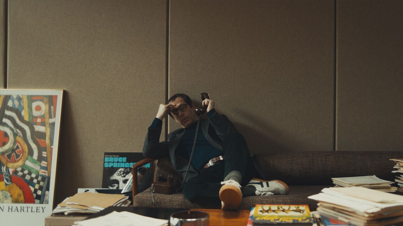 Jeremy Strong as Jon Landau in 20th Century Studios' SPRINGSTEEN: DELIVER ME FROM NOWHERE. Photo courtesy of 20th Century Studios. © 2025 20th Century Studios. All Rights Reserved.