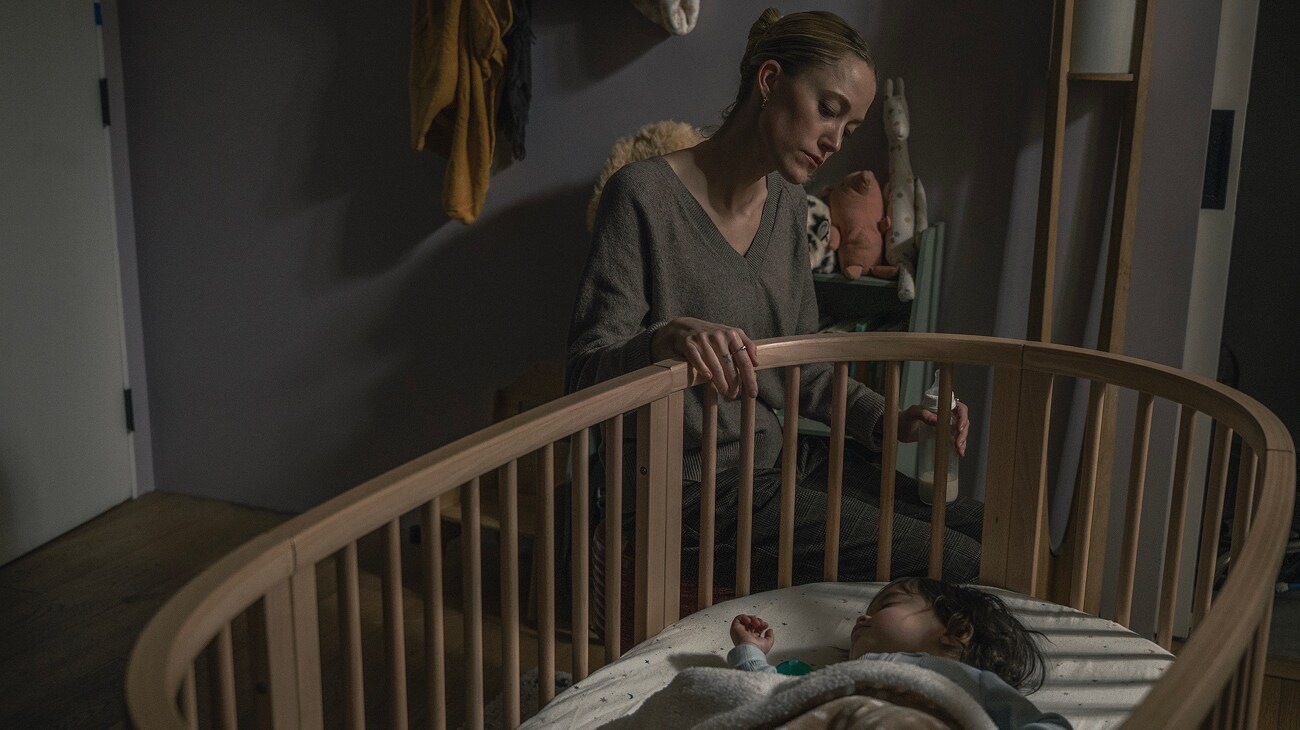 (L-R) Maika Monroe as Polly Murphy and Nora & Lola Contreras as Josie Morales in 20th Century Studios' THE HAND THAT ROCKS THE CRADLE. Photo by Suzanne Tenner. © 2025 20th Century Studios. All Rights Reserved.
