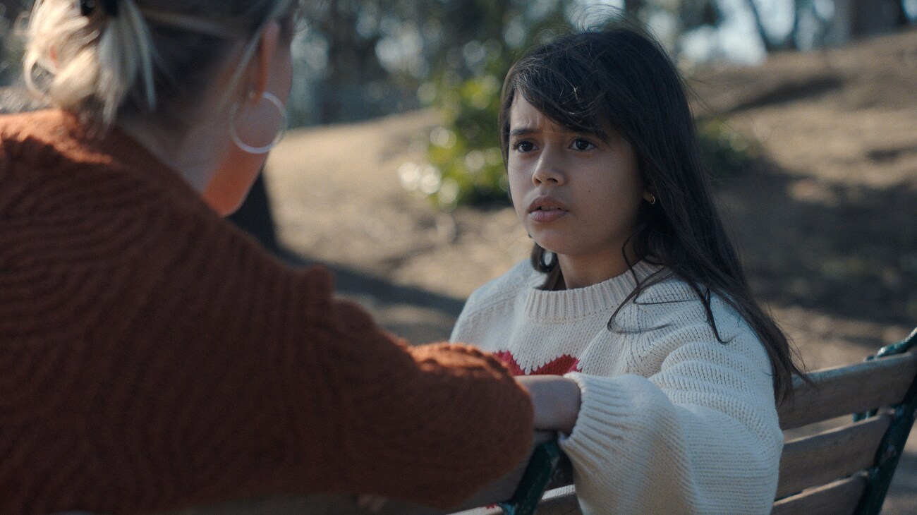 (L-R) Maika Monroe as Polly Murphy and Mileiah Vega as Emma Morales in 20th Century Studios' THE HAND THAT ROCKS THE CRADLE. Photo by Suzanne Tenner. © 2025 20th Century Studios. All Rights Reserved.