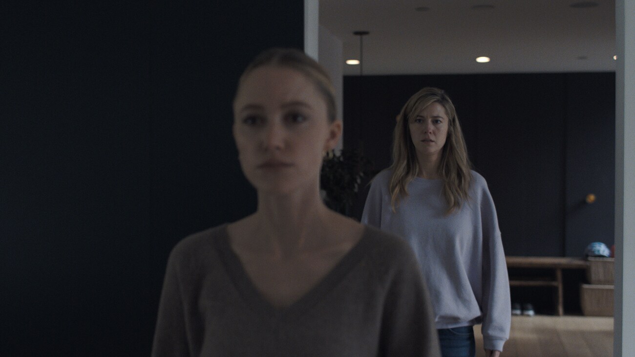(L-R) Maika Monroe as Polly Murphy and Mary Elizabeth Winstead as Caitlin Morales in 20th Century Studios' THE HAND THAT ROCKS THE CRADLE. Photo by Suzanne Tenner. © 2025 20th Century Studios. All Rights Reserved.