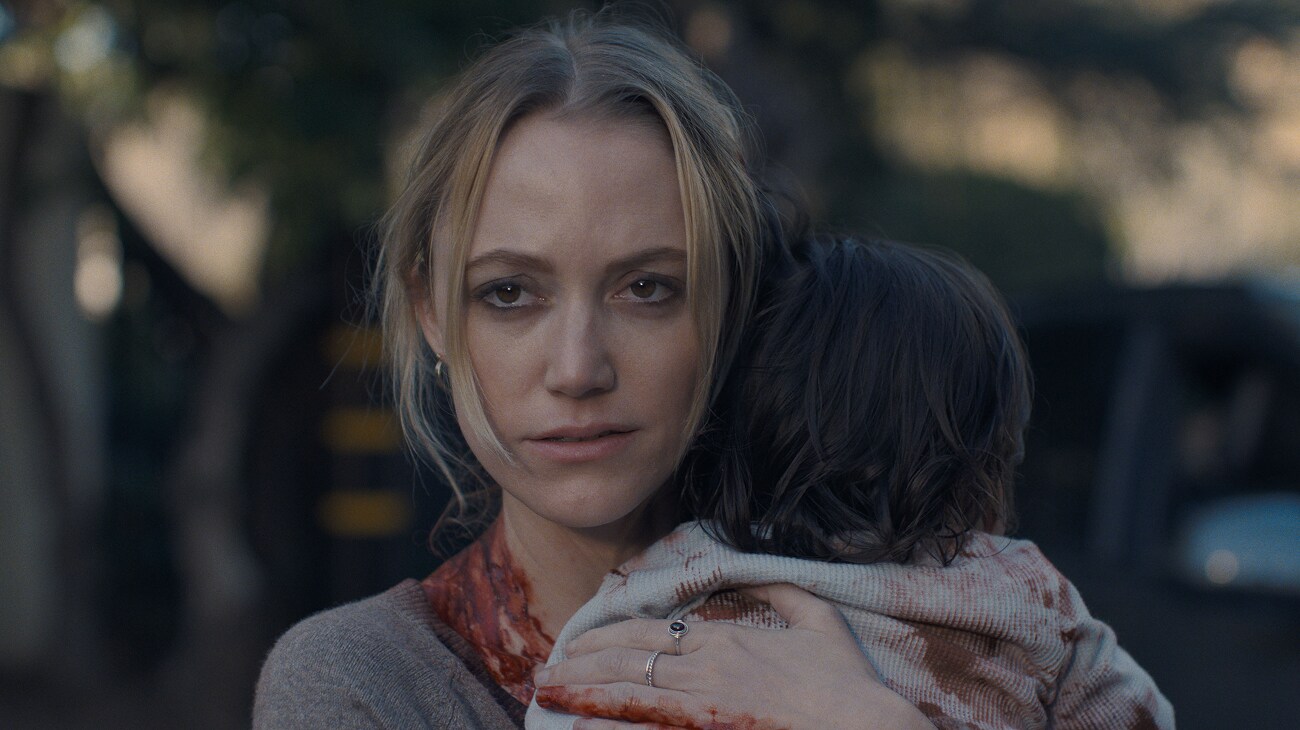 (L-R) Maika Monroe as Polly Murphy and Nora & Lola Contreras as Josie Morales in 20th Century Studios' THE HAND THAT ROCKS THE CRADLE. Photo by Suzanne Tenner. © 2025 20th Century Studios. All Rights Reserved.