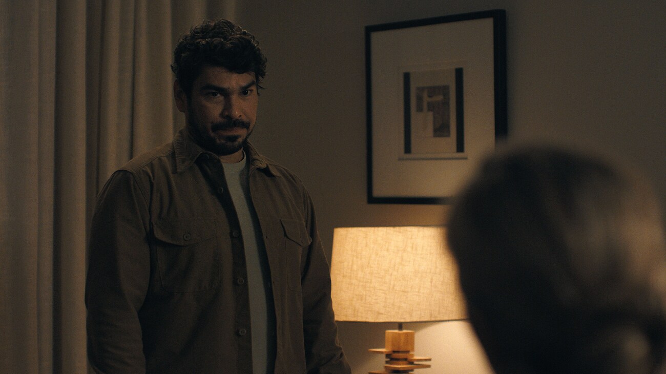 (L-R) Raúl Castillo as Miguel Moreales and Mary Elizabeth Winstead as Caitlin Morales in 20th Century Studios' THE HAND THAT ROCKS THE CRADLE. Photo by Suzanne Tenner. © 2025 20th Century Studios. All Rights Reserved.