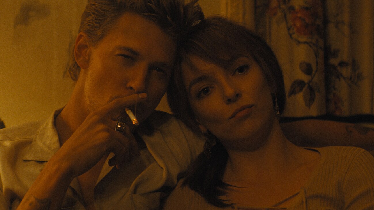 (L-R): Austin Butler as Benny and Jodie Comer as Kathy in 20th Century Studios' THE BIKERIDERS. Photo courtesy of 20th Century Studios. © 2023 20th Century Studios. All Rights Reserved.