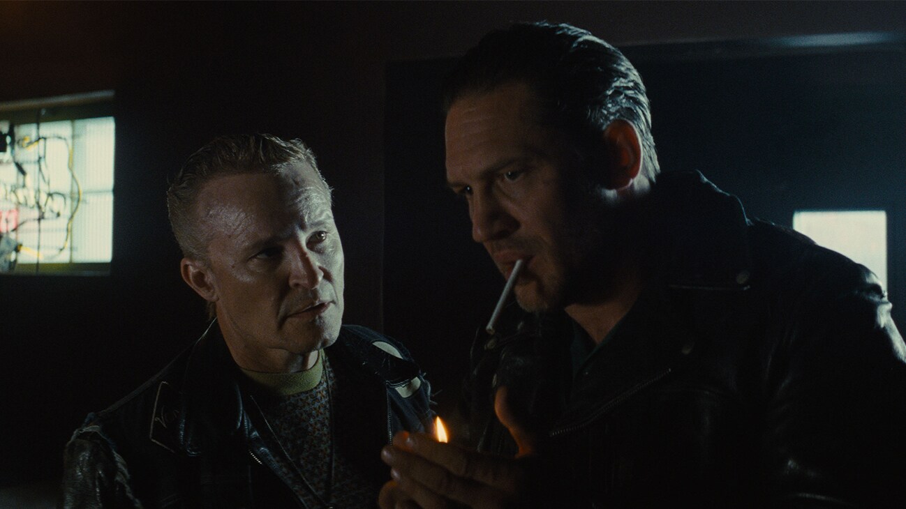 (L-R): Damon Herriman as Brucie and Tom Hardy as Danny in 20th Century Studios' THE BIKERIDERS. Photo courtesy of 20th Century Studios. © 2023 20th Century Studios. All Rights Reserved.