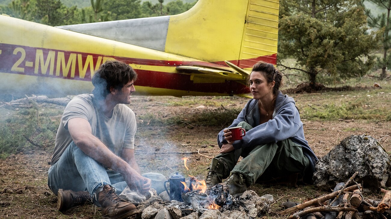 (L-R) Jacob Elordi as Hig and Margaret Qualley as Cima in 20th Century Studios' THE DOG STARS. Photo by Fabio Lovino. © 2026 20th Century Studios. All Rights Reserved.