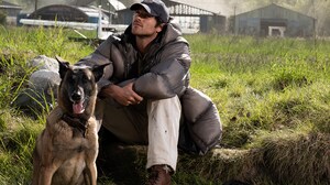 Jacob Elordi con el perro Jasper en La constelación del perro