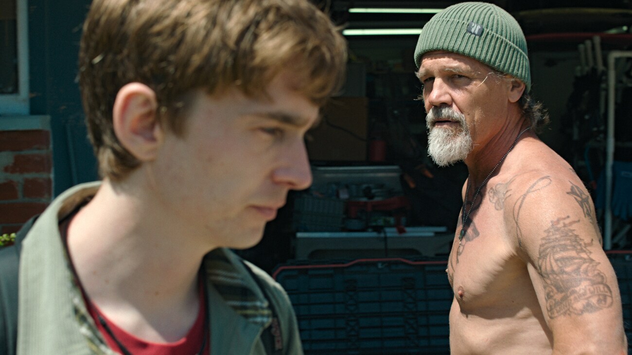 (L-R): Austin Abrams as Jay Gardiner and Josh Brolin as Mitt Gardiner in 20th Century Studios' WHALEFALL. © 2026 20th Century Studios. All Rights Reserved.