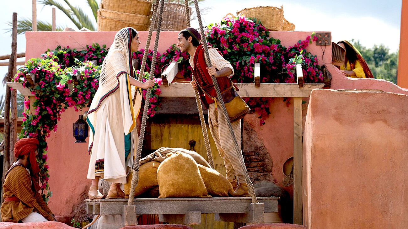 Aladdin (Mena Massoud) and Jasmine (Naomi Scott) on a platform