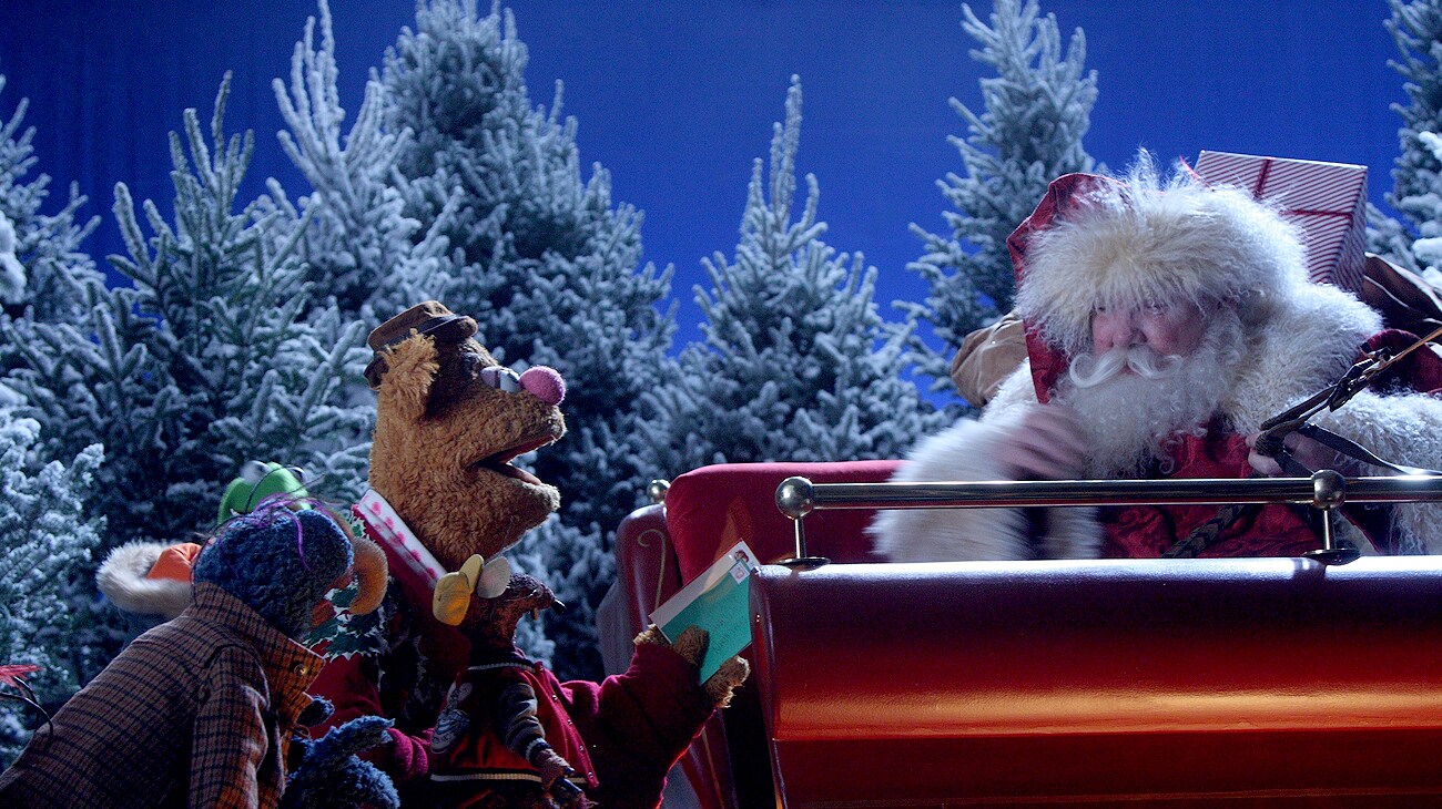 Gonzo and Fozzie the Bear talking to Santa in his sleigh