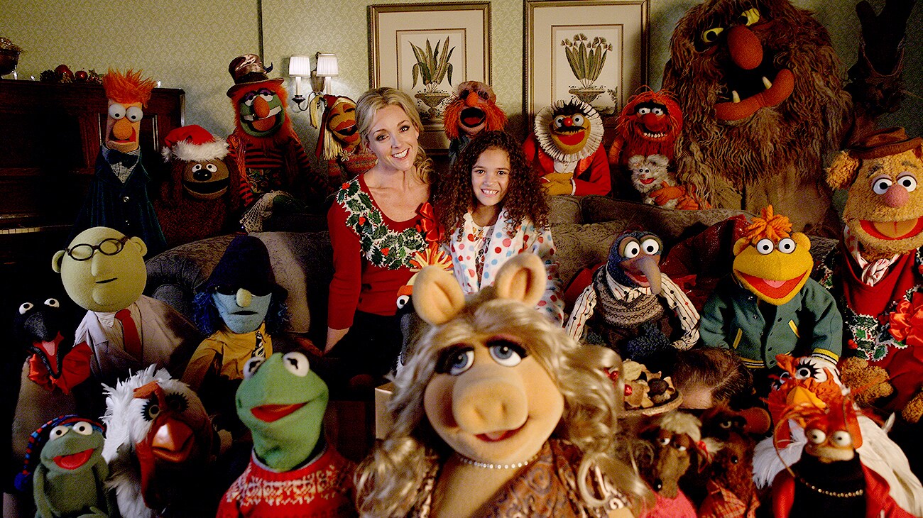 Jane Krakowski and Madison Pettis with the Muppets in the movie A Muppets Christmas: Letters to Santa