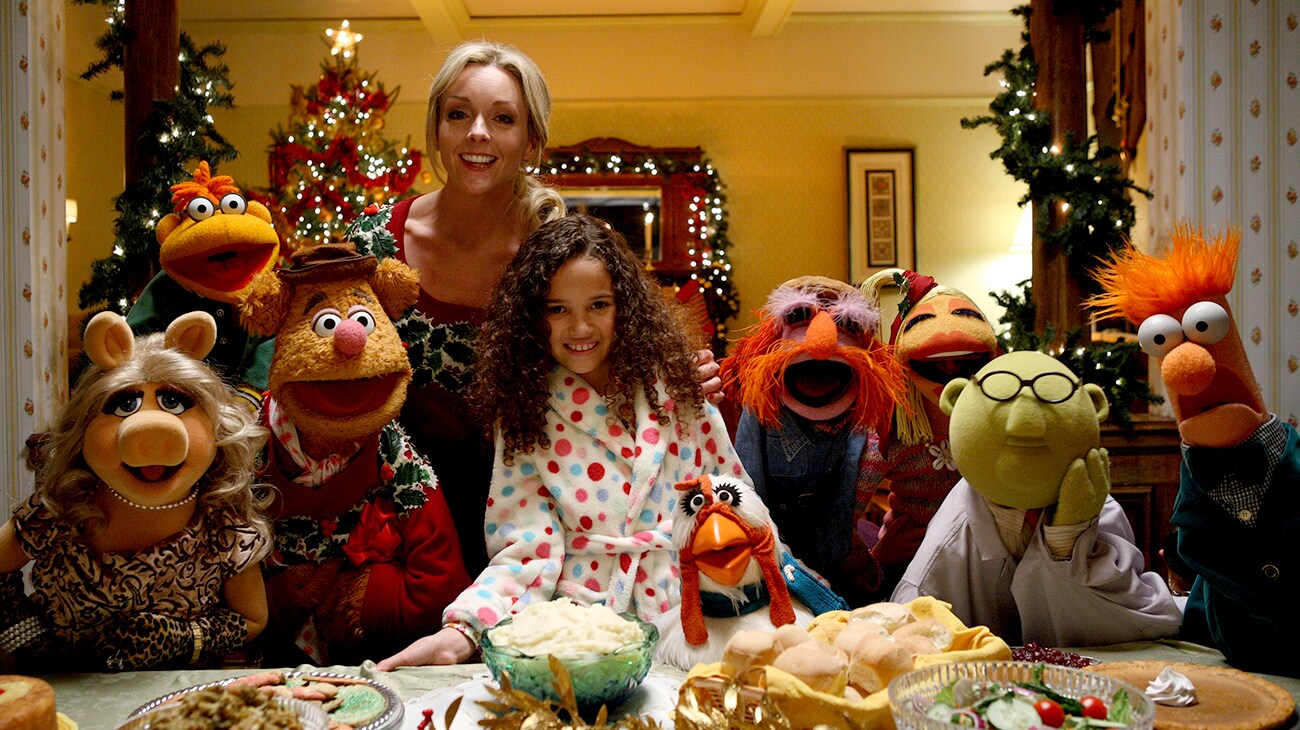 Madison Pettis with the Muppets in the movie A Muppets Christmas: Letters to Santa