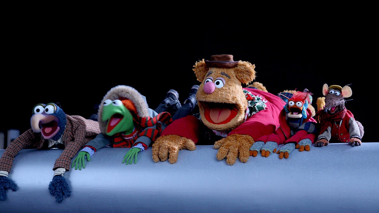 Gonzo, Kermit, Fozzie, Pepe, and Rizzo screaming in the movie A Muppets Christmans: Letters to Santa