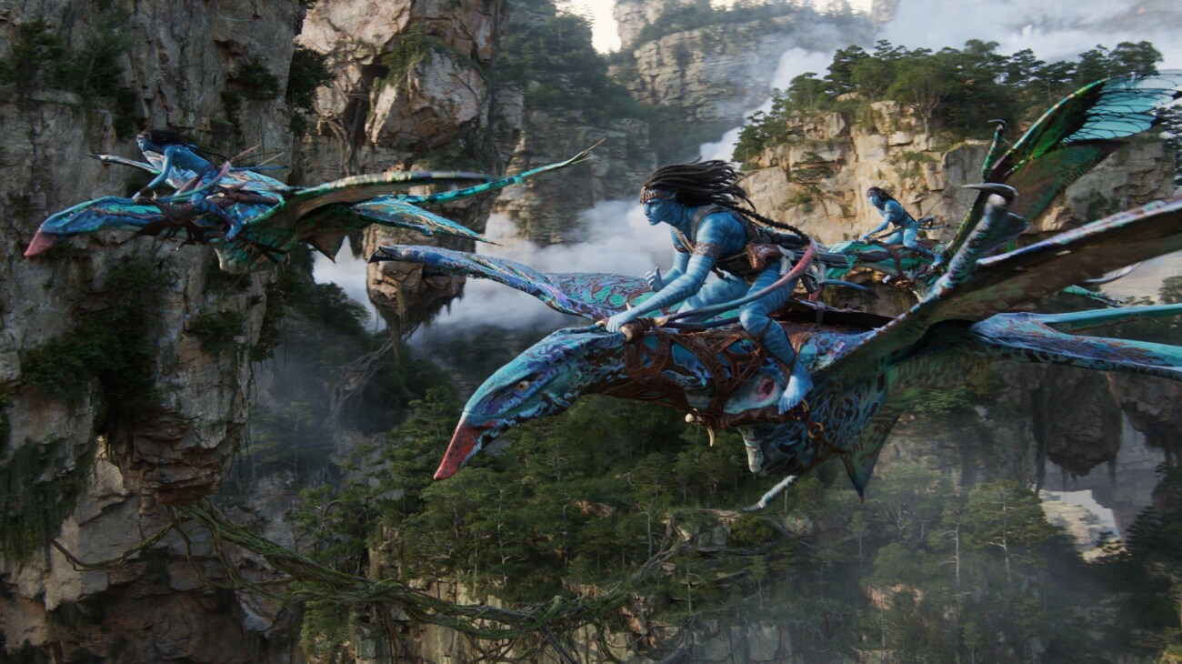 Three Na'vi fly on banshees.