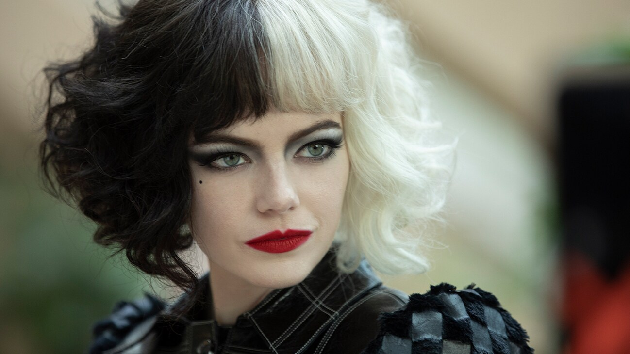 Emma Stone as Cruella in Disney’s live-action CRUELLA. Photo by Laurie Sparham. © 2021 Disney Enterprises Inc. All Rights Reserved.