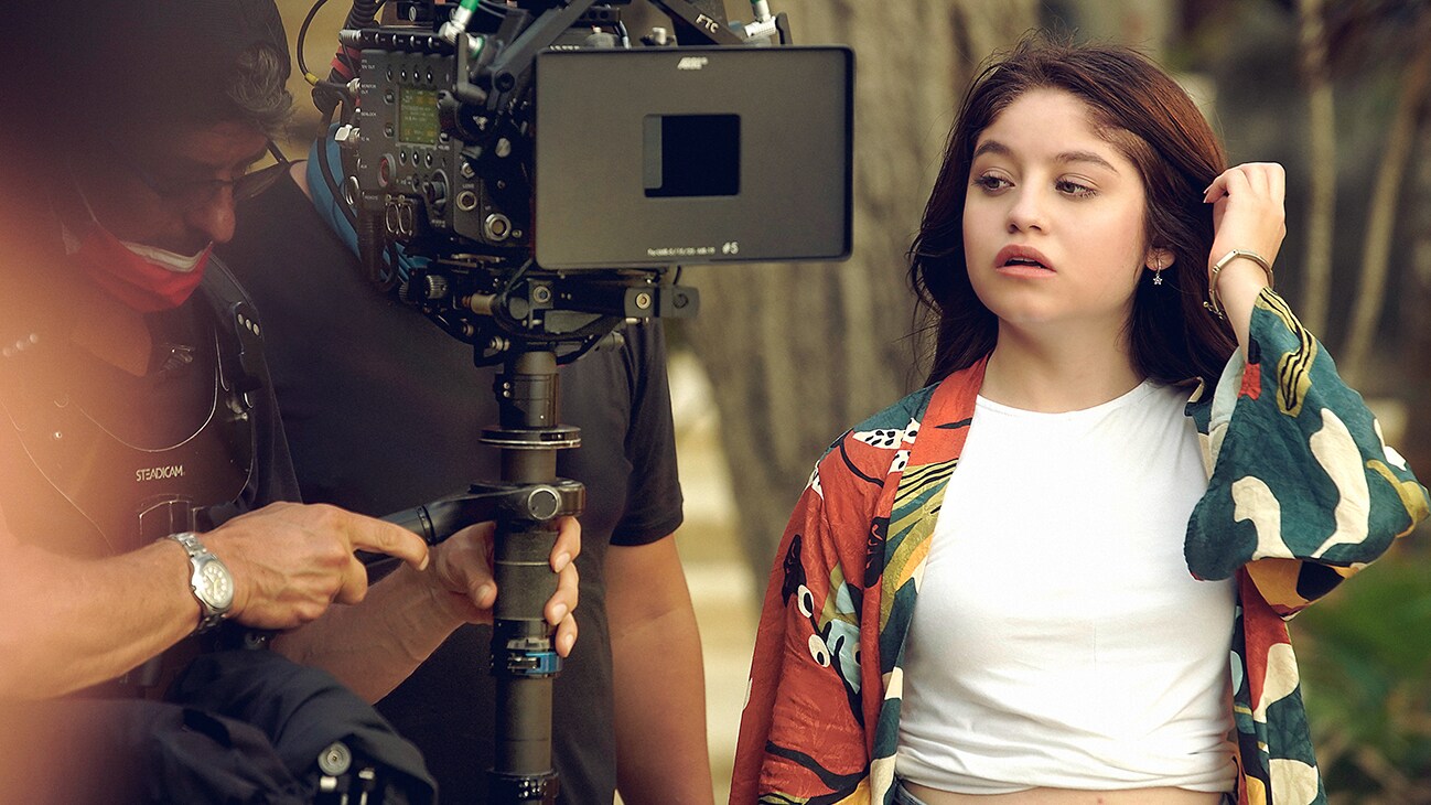 Image of Lupe (actor Karol Sevilla) and the crew on the set of "It Was Always Me".