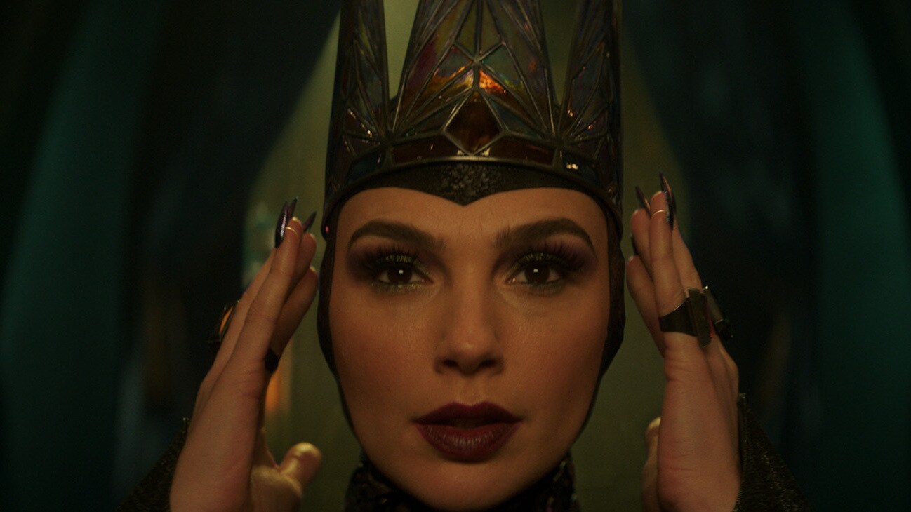 Gal Gadot as the Evil Queen in Disney’s live-action SNOW WHITE. Photo courtesy of Disney. © 2024 Disney Enterprises Inc. All Rights Reserved.