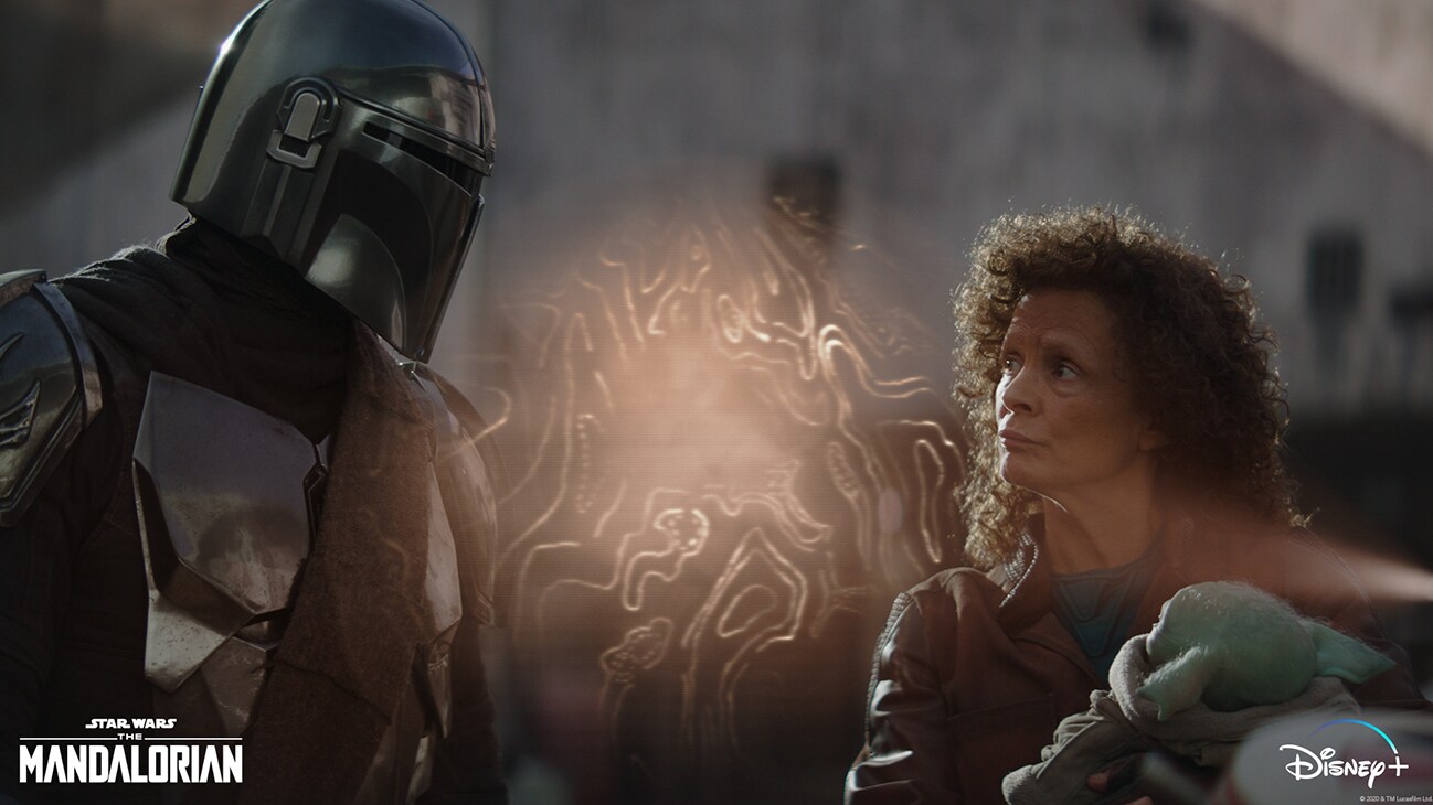 The Mandalorian (Pedro Pascal), Peli Motto (Amy Sedaris) and the Child in Lucasfilm's THE MANDALORIAN, season two, exclusively on Disney+. © 2020 Lucasfilm Ltd. & ™. All Rights Reserved.