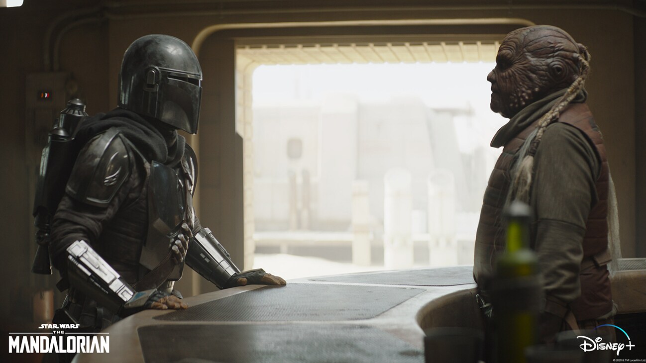 The Mandalorian (Pedro Pascal) and Weequay bartender in Lucasfilm's THE MANDALORIAN, season two, exclusively on Disney+. © 2020 Lucasfilm Ltd. & ™. All Rights Reserved.