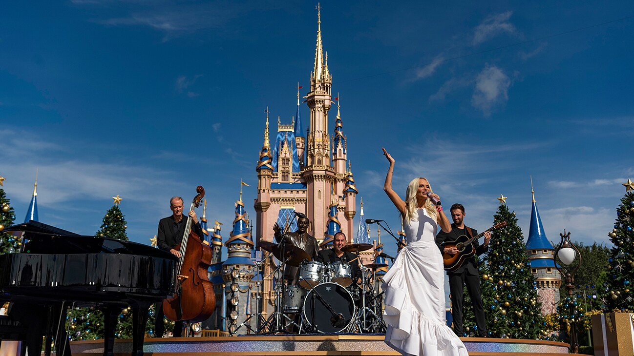 Derek Hough and Julianne Hough return to host the “Disney Parks Magical Christmas Day Parade,” SATURDAY, DEC. 25 (10:00 a.m.-12:00 p.m. EST/PST) from Walt Disney World Resort, alongside Freeform’s Trevor Jackson (“grown-ish”) and Sherry Cola (“Good Trouble”) from the Disneyland Resort, for the return of the beloved tradition of the Christmas morning parade. (Disney/Matt Stroshane)