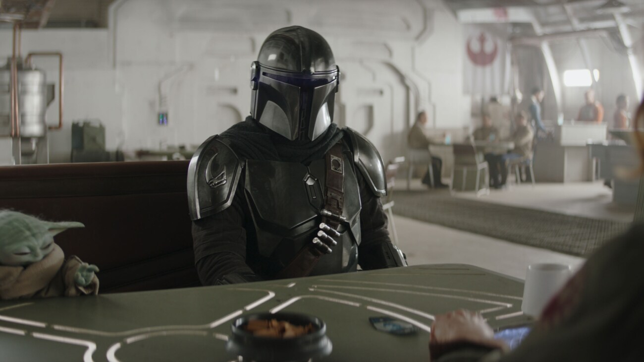 (L-R) Grogu, Mandalorian (Pedro Pascal), and Colonel Ward (Sigourney Weaver) in Lucasfilm's THE MANDALORIAN AND GROGU. Photo courtesy of Lucasfilm. © 2025 Lucasfilm Ltd™. All Rights Reserved.