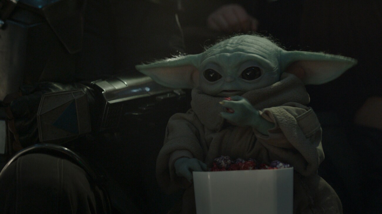 (L-R) Mandalorian (Pedro Pascal) and Grogu in Lucasfilm's THE MANDALORIAN AND GROGU. Photo courtesy of Lucasfilm. © 2025 Lucasfilm Ltd™. All Rights Reserved.